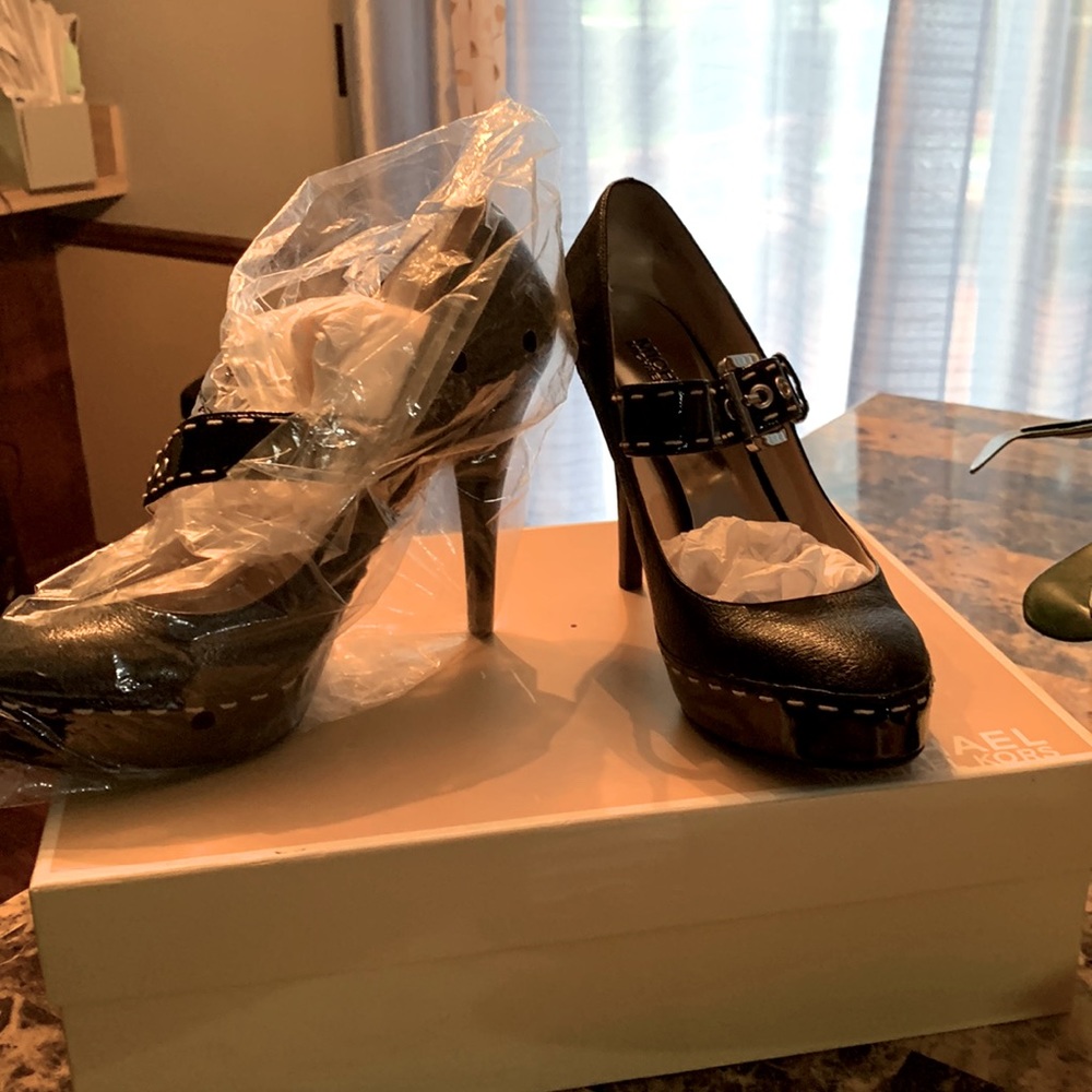 Size 8 Michael Kora barely worn